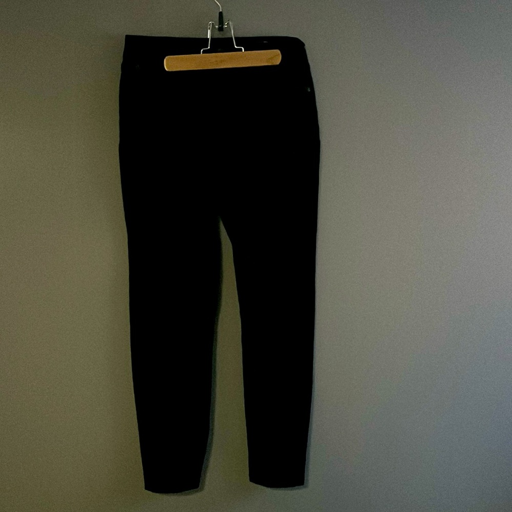 Black Skinny pants by Tahari in a size 8/29, style name Ella